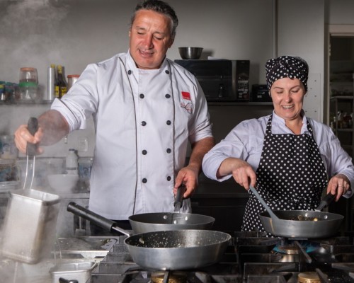 Altemir Pessali e Maria Sartori cozinhando lado a lado no fogão da trattoria